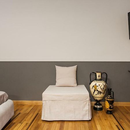 Step One | Luxury Suites Right In The Heart Of Acropolis Next To Metro Station เอเธนส์ ภายนอก รูปภาพ